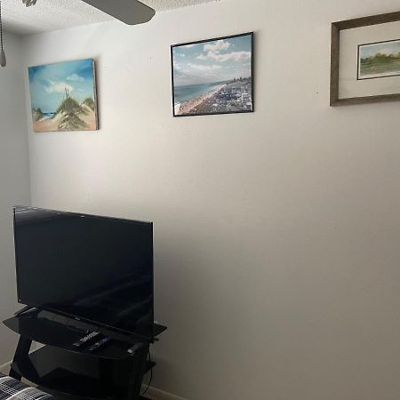 Private Room In A 2 Bedroom 1 Bathroom Shared With Host, On The Beach, Surrounded By Resorts, Only 2 People Max St. Pete Beach Exterior foto